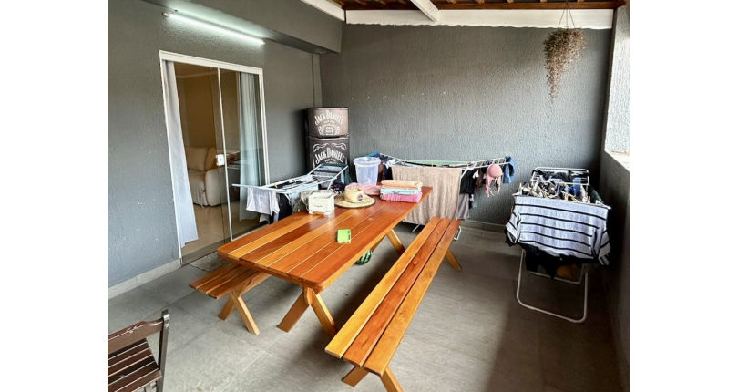 Casa assobradada à venda no Bairro do Parque Maria Domitila