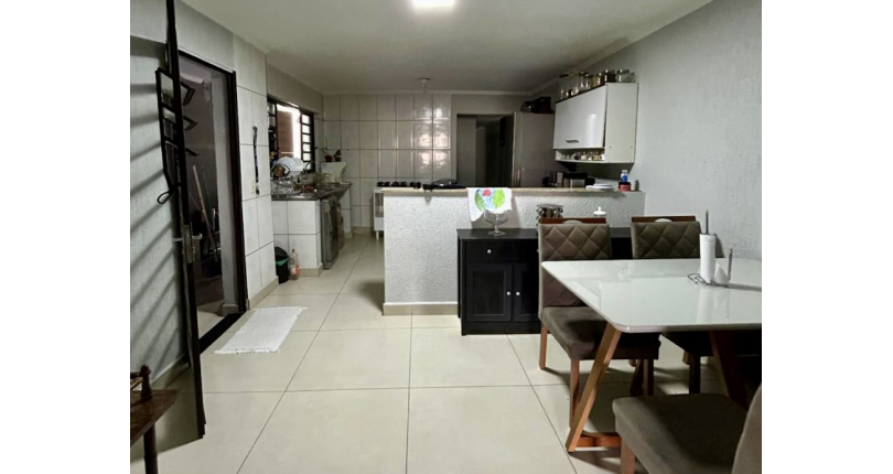 Casa assobradada à venda no Bairro do Parque Maria Domitila
