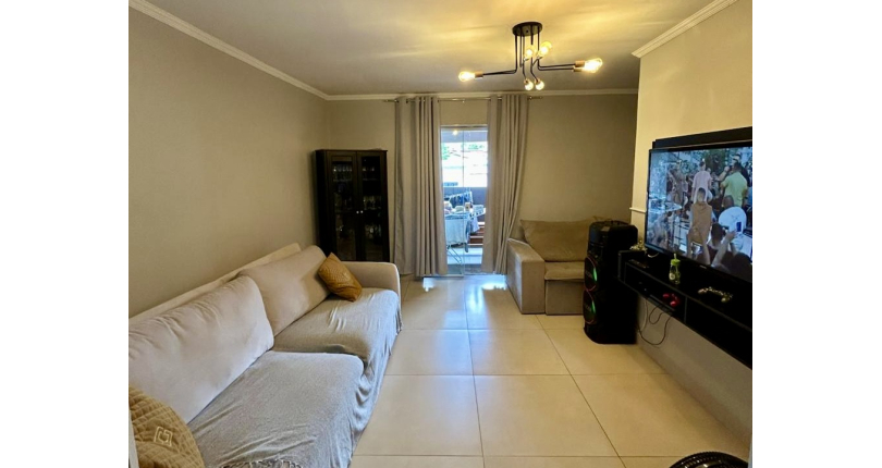 Casa assobradada à venda no Bairro do Parque Maria Domitila