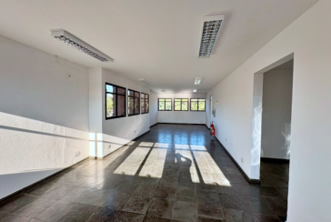 Excelente Imóvel Comercial à venda no Bairro da Vila Hamburguesa na Avenida Queiroz Filho