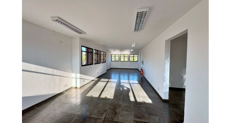 Excelente Imóvel Comercial à venda no Bairro da Vila Hamburguesa na Avenida Queiroz Filho
