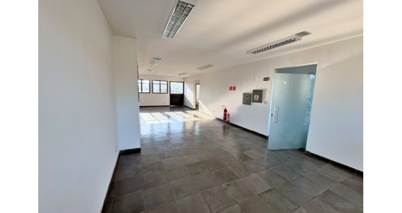 Excelente Imóvel Comercial à venda no Bairro da Vila Hamburguesa na Avenida Queiroz Filho