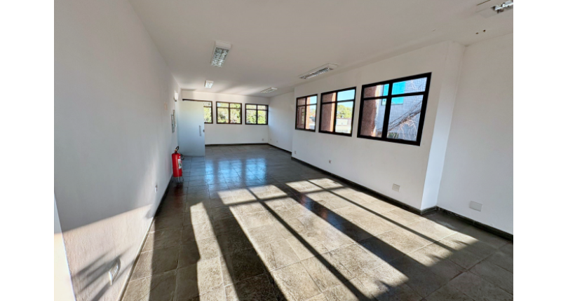 Excelente Imóvel Comercial à venda no Bairro da Vila Hamburguesa na Avenida Queiroz Filho