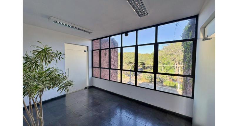 Excelente Imóvel Comercial à venda no Bairro da Vila Hamburguesa na Avenida Queiroz Filho