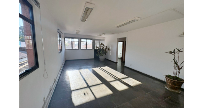 Excelente Imóvel Comercial à venda no Bairro da Vila Hamburguesa na Avenida Queiroz Filho