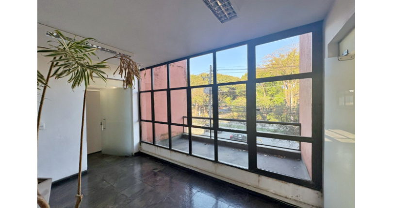 Excelente Imóvel Comercial à venda no Bairro da Vila Hamburguesa na Avenida Queiroz Filho