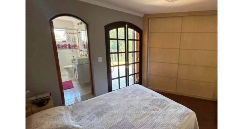 Sobrado à venda no Bairro do Jardim Regina na Rua Antônio Raiol