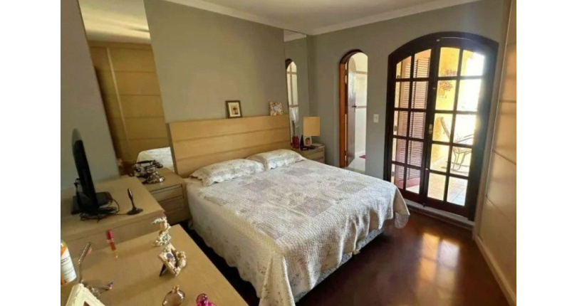 Sobrado à venda no Bairro do Jardim Regina na Rua Antônio Raiol