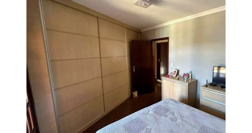Sobrado à venda no Bairro do Jardim Regina na Rua Antônio Raiol