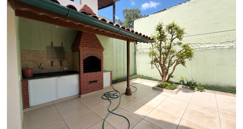 Sobrado à venda no Bairro do Jardim Regina na Rua Benedito Lacerda,