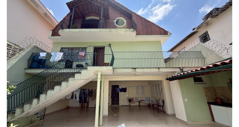 Sobrado à venda no Bairro do Jardim Regina na Rua Benedito Lacerda,