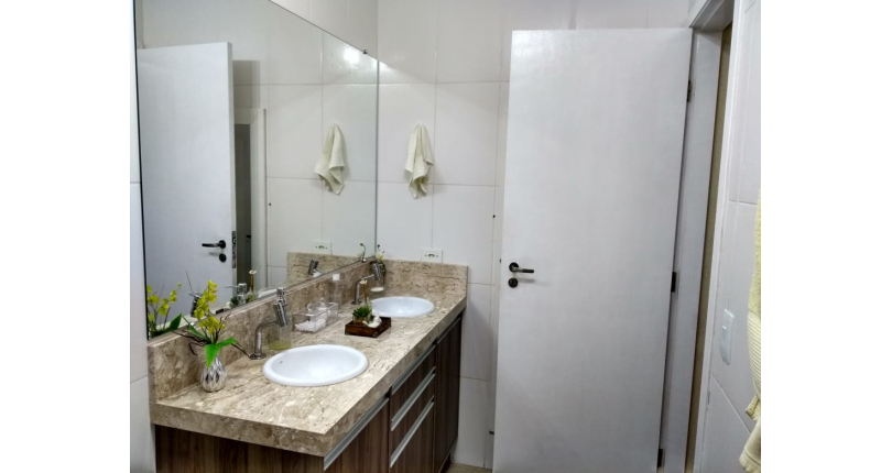 Belo Sobrado à Venda no Parque Maria Domitila na Rua Antônio Félix Pacheco